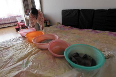 泾阳楼上漏水，住户失联，小区没物管，业主维权难！律师来支招……